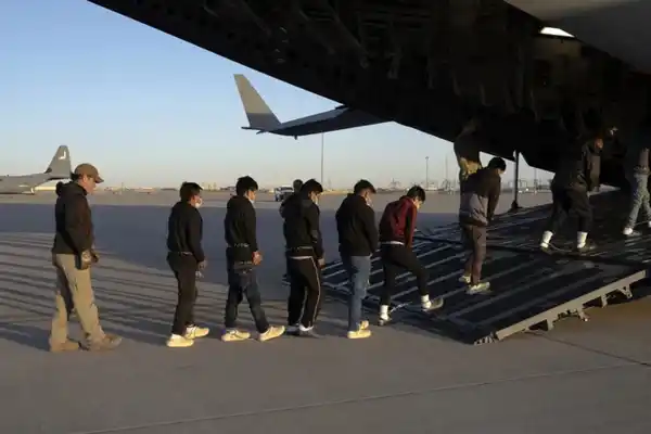 600x400_esposados-asi-partio-primer-avion-inmigrantes-deportados-rumbo-ciudad-guatemala-1101986-194521