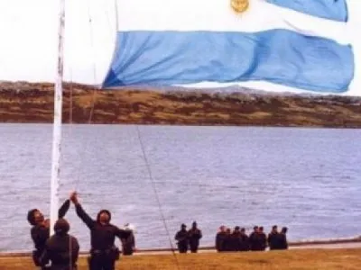 malvinas-izamiento-bandera-argentinajpg