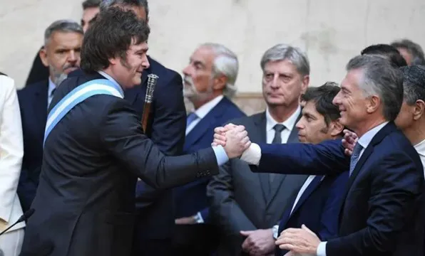 milei-y-macri-se-dan-la-mano