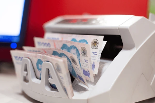 machine-counting-new-argentine-banknotes-600nw-2498423425