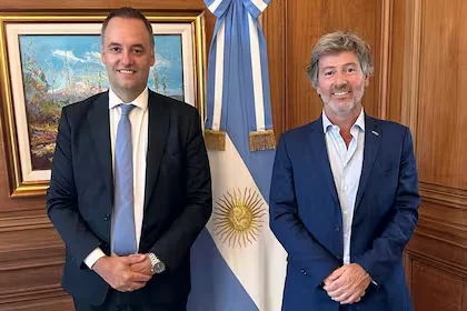 el-jefe-de-gabinete-manuel-adorni-recibio-en-casa-RYQDMMNTGVAEXHRWDXCO6OEFDE