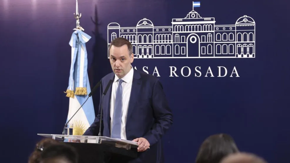 manuel-adorni-vocero-presidencial-en-conferencia-de-prensa-1716947