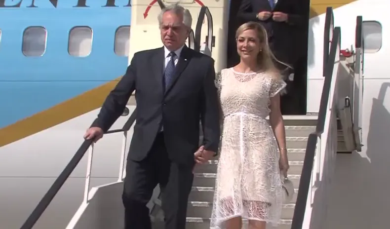 alberto-fernandez-fabiola-yanez-bruselas-belgica-avion