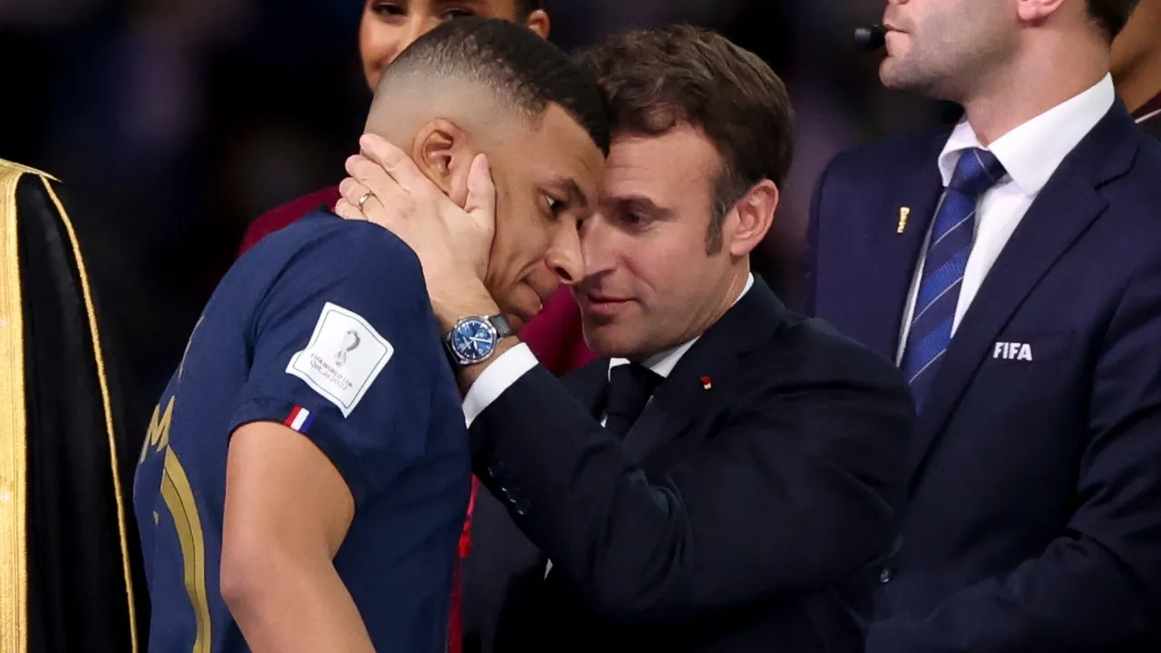 EuropaPress_4878279_kylian_mbappe_of_france_is_consoled_by_president_of_france_emmanuel_macron-EP