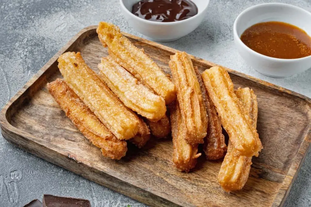 iStock-1333805809-churros-chocolate-dulce-de-leche-cc-1024x683