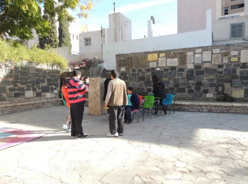 bdeaace532cb8bfb4a377882ecfaee5a_XL