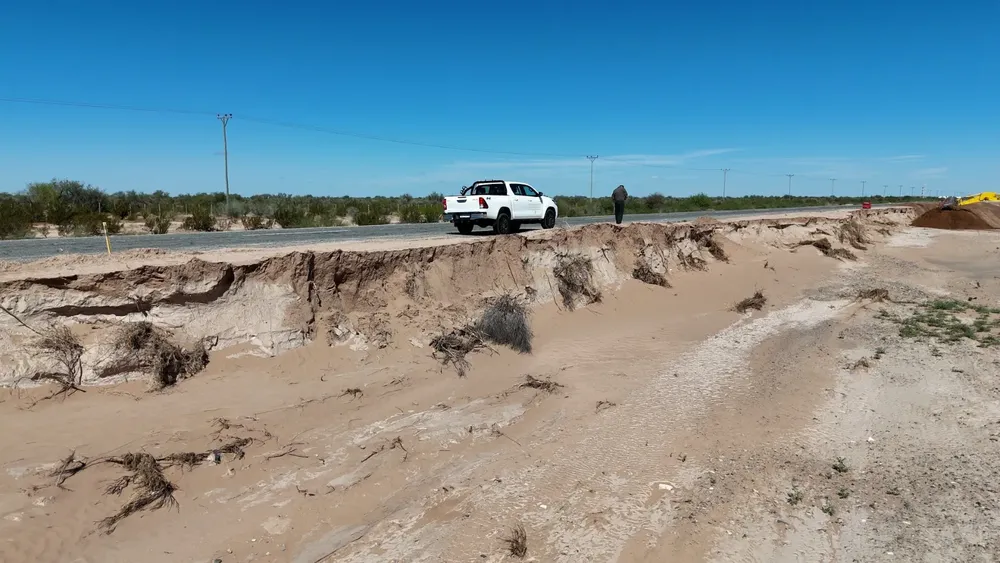 vn_rn141_-_san_juan._a_la_altura_de_papagayo_un_socavon_alcanzo_mas_de_un_metro_de_ancho_y_varios_kilometros_de_largo