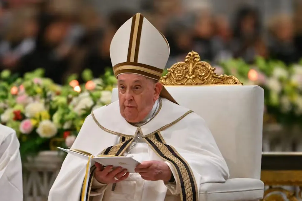 nota-1746763-papa-internado-vaticano-dice-papa-levanto-cama-intenta-transmitir-alivio-1097569