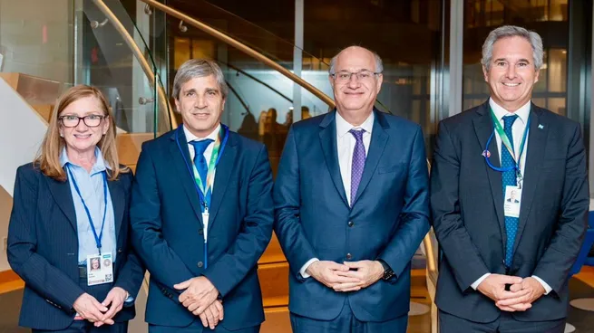 luis-caputo-y-pablo-quirno-funcionarios-del-banco-mundial-y-el-bidjpg