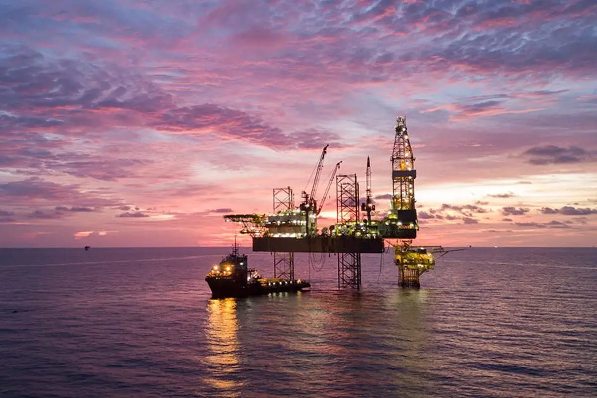 empresa-de-petroleo-Challenger-Energy-Group-PLC-extrayendo-en-el-mar_78583ab411b2