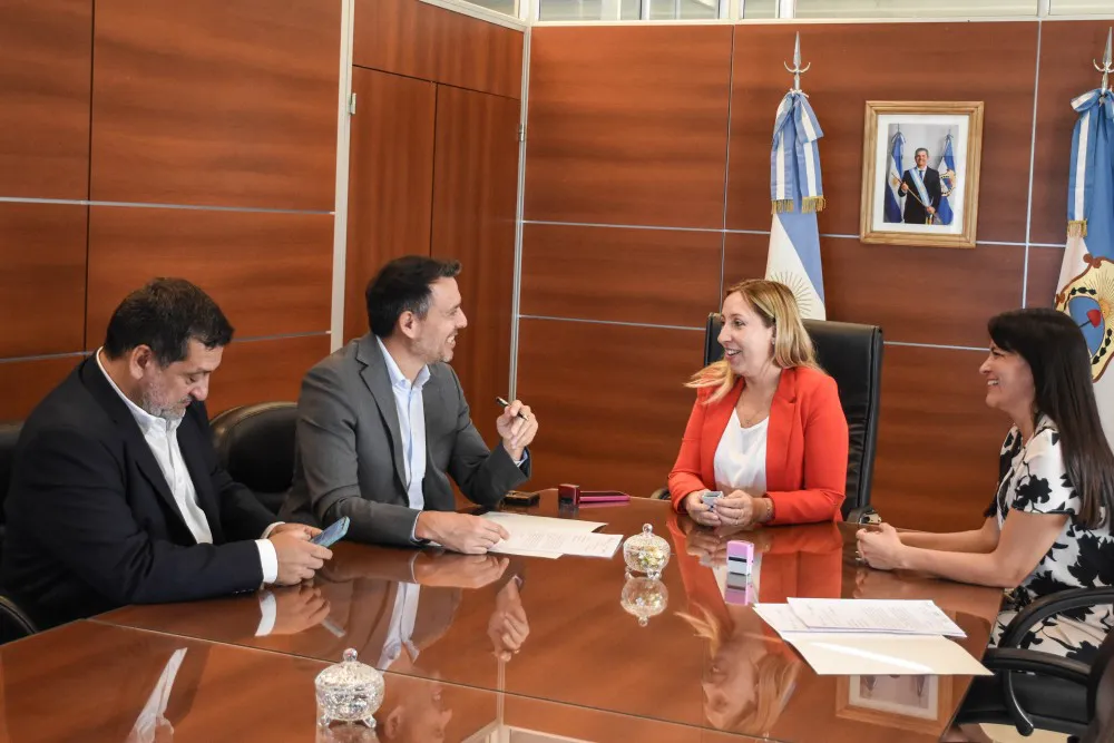 c9735b98e56e9b1d95e100b663df32e8_XL