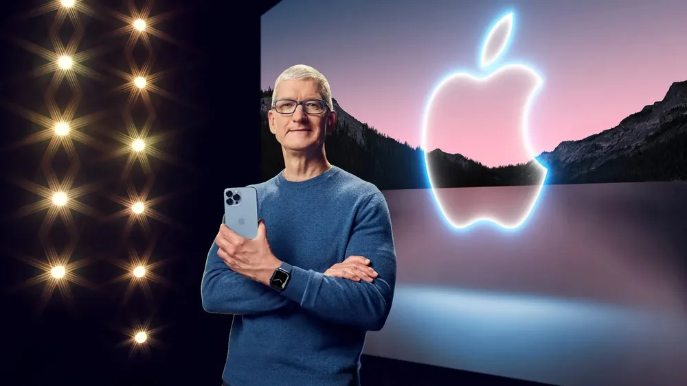 tim-cook-iphone-13-pro-3132102