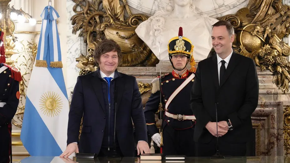 adorni-juro-con-milei