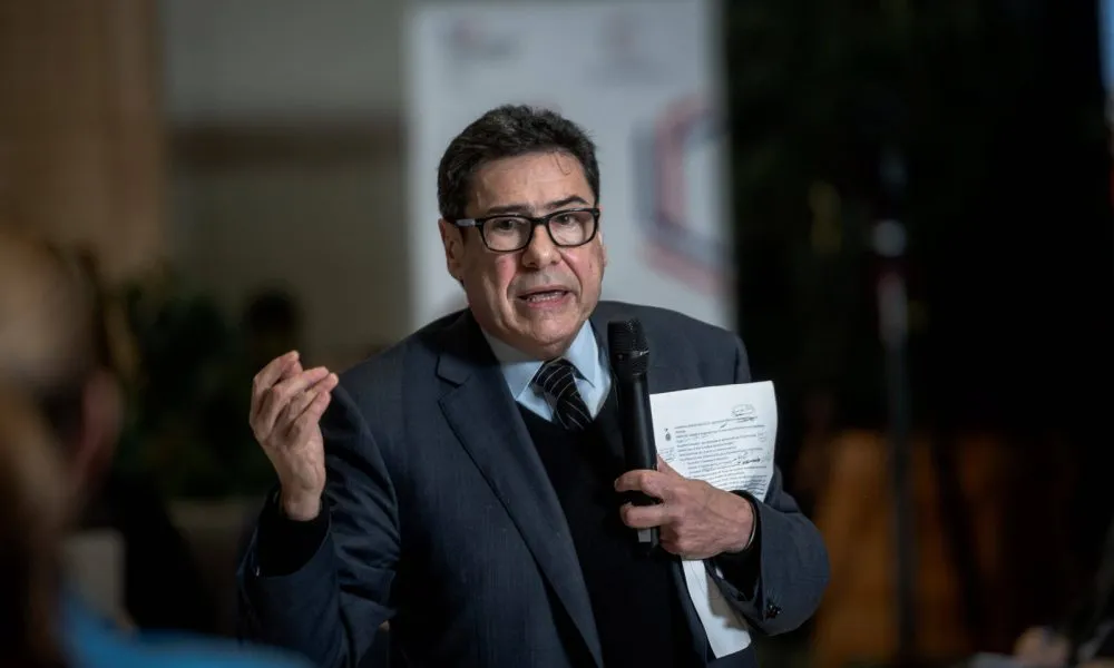 philippe-aghion-a-ete-recompense-du-prix-nobel-d-economie-ce-lundi-photo-sipa-nicolas-messyasz-1760349608-1000x600