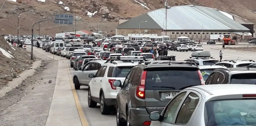 2024-04-02_13-08-unos-20-000-argentinos-cruzaron-a-chile-para-hacer-compras