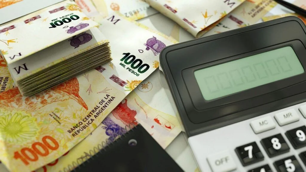 calculadora-y-billetes-argentinos-en-mesa-1024x576