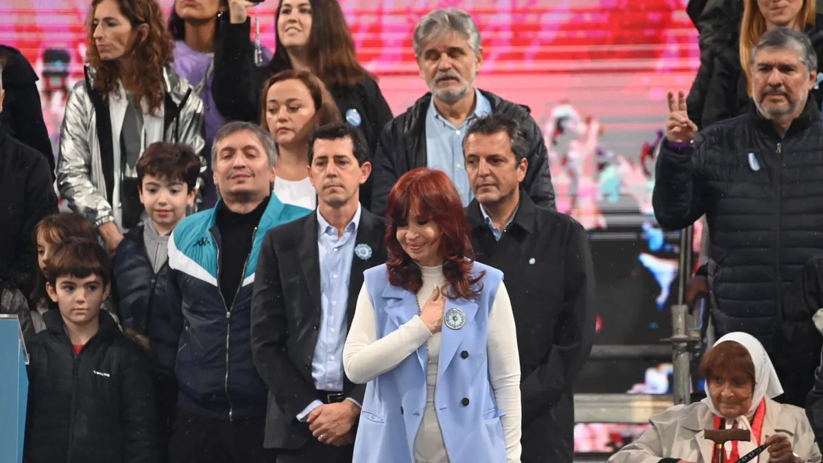 cristina-kirchner-y-la-foto-que-dejo-una-senal-la-posible-formula-presidencial-wado-pedro-y-sergio-massa-juntos-y-otro-costado-axel-kicillof-maximo-kirchner-el-armador-politico-foto-kirchnerismojpg