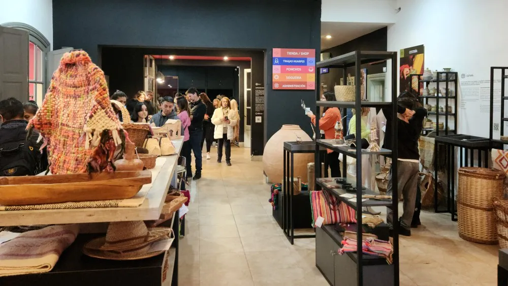 4c1f0bff7198baaf81b37b4e82b94a7d_XL