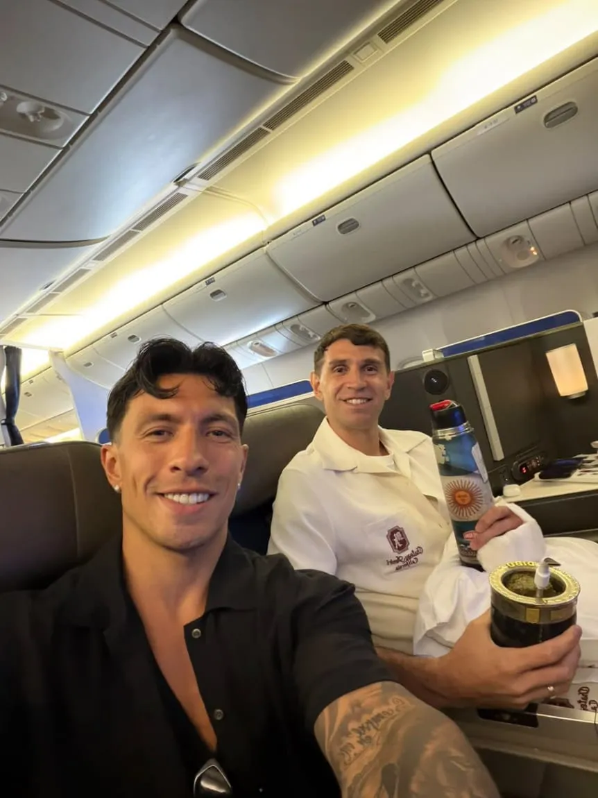 lisandro-martinez-y-dibu-martinez_w862