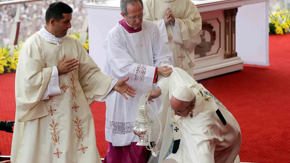 papa-francisco-se-cae-misa-polonia