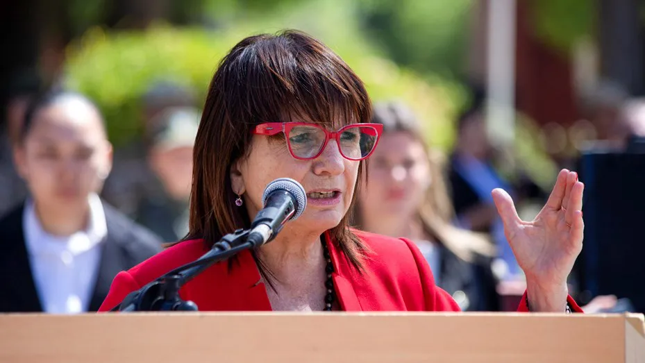 patricia-bullrich-discurso-lentes-rojos